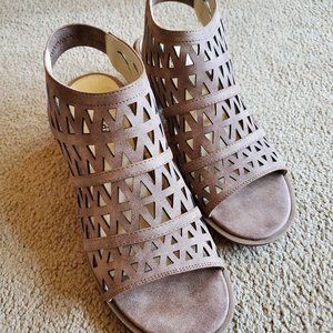 NEW Seven Dials Brown Adria Sandals Size 8 M